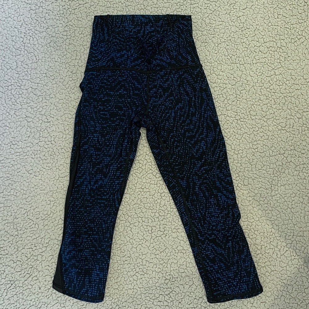 blue and black printed lululemon cropped leggings